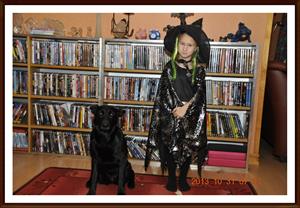 2013-10-31 Tess som en häxa med sin svarta vakthund