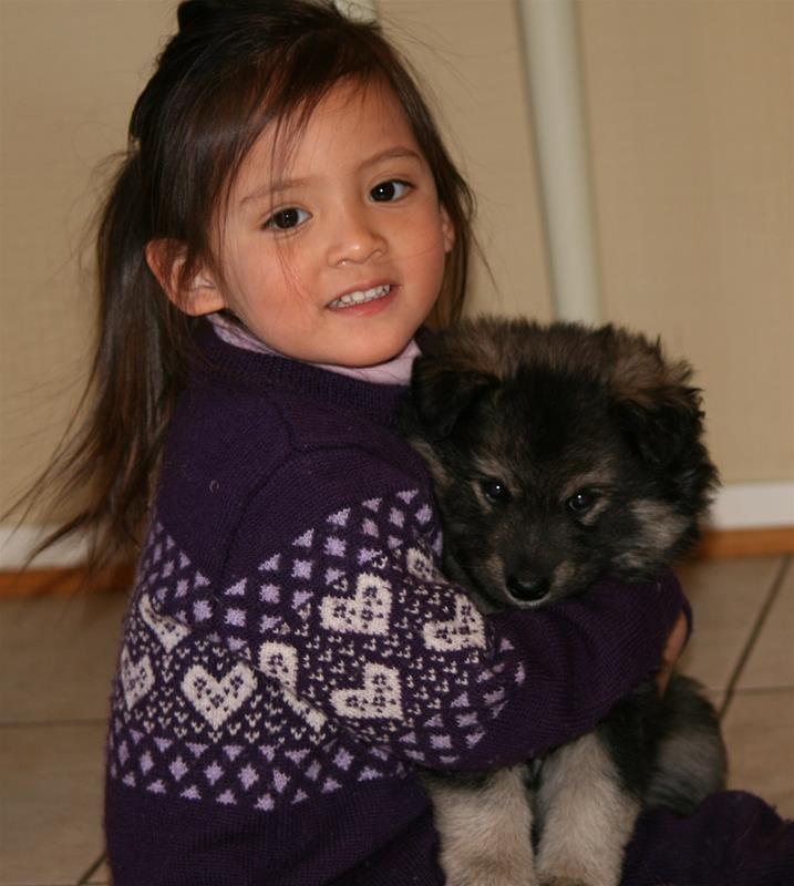 Sienna og en valp Sienna og en valp
