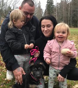 Rindrosens Brixa 8 veckor flyttar till husse Kim och matte Henny Kristansson till Örebro Rindrosens Brixa 8 veckor flyttar till husse Kim och matte Henny Kristansson till Örebro
